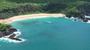 Fernando de Noronha Brezilya takımadasındaki deniz manzaralı volkanik dağlar ve plajlar. Fernando de Noronha takımadalarındaki tropik volkan adaları. Tatil seyahati. Tropikal hedef.