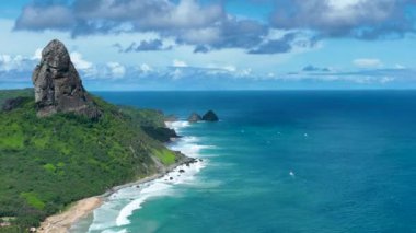Fernando de Noronha Brezilya 'nın deniz manzaralı Vulkan dağı ve plajı. Fernando de Noronha takımadalarındaki tropik adalar. Tatil seyahati. Tropikal hedef.