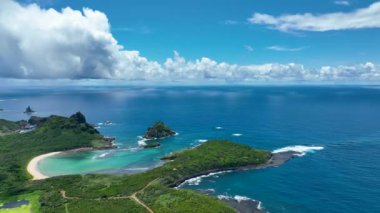 Fernando de Noronha Brezilya 'nın deniz manzaralı Vulkan dağı ve plajı. Fernando de Noronha takımadalarındaki tropik adalar. Tatil seyahati. Tropikal hedef.