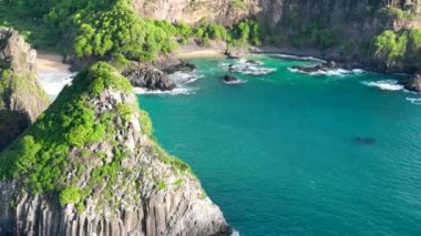 Fernando de Noronha Brezilya takımadasındaki deniz manzaralı volkanik dağlar ve plajlar. Fernando de Noronha takımadalarındaki tropik volkan adaları. Tatil seyahati. Tropikal hedef.