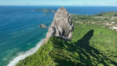 Fernando de Noronha Brezilya takımadasındaki deniz manzaralı volkanik dağlar ve plajlar. Fernando de Noronha takımadalarındaki tropik volkan adaları. Tatil seyahati. Tropikal hedef.