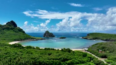 Fernando de Noronha 'nın ünlü körfez suyu takımadaları Brezilya Atlantik Okyanusu' nda. Pernambuco eyaleti Brezilya. Fernando de Noronha takımadalarındaki Cennet adaları. Yaz gezisi. Tropikal bölgeler.