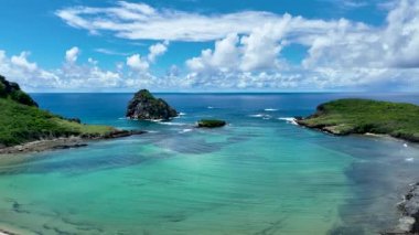 Fernando de Noronha Brezilya 'nın deniz manzaralı Vulkan dağı ve plajı. Fernando de Noronha takımadalarındaki tropik adalar. Tatil seyahati. Tropikal hedef.
