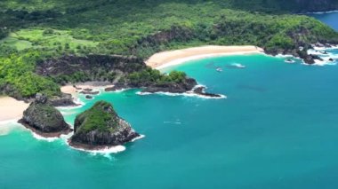 Fernando de Noronha Brezilya 'nın deniz manzaralı Vulkan dağı ve plajı. Fernando de Noronha takımadalarındaki tropik adalar. Tatil seyahati. Tropikal hedef.