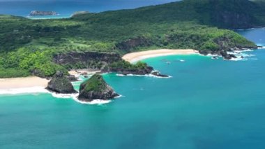 Fernando de Noronha Brezilya takımadasındaki deniz manzaralı volkanik dağlar ve plajlar. Fernando de Noronha takımadalarındaki tropik volkan adaları. Tatil seyahati. Tropikal hedef.