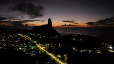 Fernando de Noronha 'nın Brezilya Atlantik Okyanusu' ndaki Sunset Körfezi Takımadası. Fernando de Noronha takımadalarında günbatımı cennet adaları. Günbatımı yaz yolculuğu. Tropikal bölgeler.