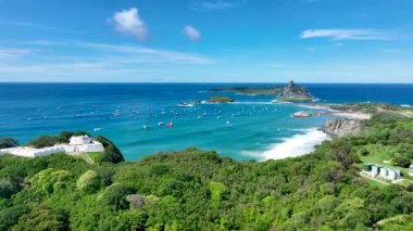 Fernando de Noronha 'nın ünlü körfez suyu takımadaları Brezilya Atlantik Okyanusu' nda. Pernambuco eyaleti Brezilya. Fernando de Noronha takımadalarındaki Cennet adaları. Yaz gezisi. Tropikal bölgeler.