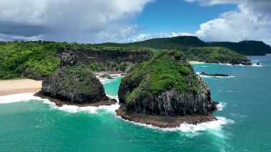 Fernando de Noronha Brezilya 'nın deniz manzaralı Vulkan dağı ve plajı. Fernando de Noronha takımadalarındaki tropik adalar. Tatil seyahati. Tropikal hedef.