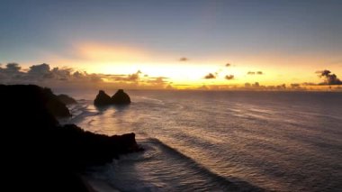 Fernando de Noronha 'nın Brezilya Atlantik Okyanusu' ndaki Sunset Körfezi Takımadası. Fernando de Noronha takımadalarında günbatımı cennet adaları. Günbatımı yaz yolculuğu. Tropikal bölgeler.