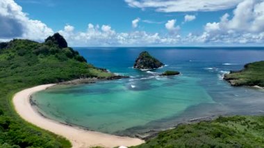 Fernando de Noronha Brezilya 'nın deniz manzaralı Vulkan dağı ve plajı. Fernando de Noronha takımadalarındaki tropik adalar. Tatil seyahati. Tropikal hedef.