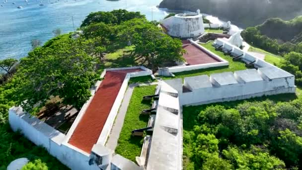 Ilha Fernando Noronha Brasil Forte Militar Com Armas Montanha Vulcânica — Vídeo de Stock