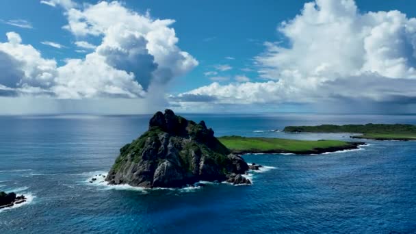 フェルナンド ノロンハ ブラジルの群島で海辺の風景のヴァルカン山とビーチ フェルナンド ノロンハ諸島の熱帯の島々 休暇旅行 熱帯地 — ストック動画