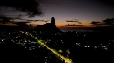 Fernando de Noronha 'nın Brezilya Atlantik Okyanusu' ndaki Sunset Körfezi Takımadası. Fernando de Noronha takımadalarında günbatımı cennet adaları. Günbatımı yaz yolculuğu. Tropikal bölgeler.
