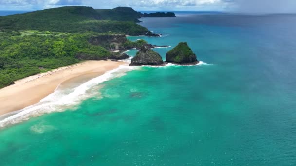 费尔南多 诺罗尼亚群岛 热带风景 夏天的风景巴西伯南布哥Fernando Noronha岛的自然湾水域 迷人的风景 热带目的地 — 图库视频影像
