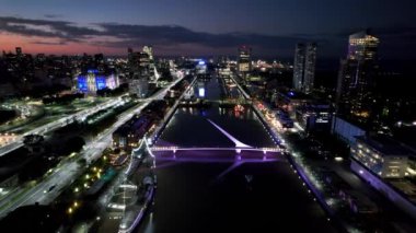 Buenos Aires Arjantin şehri. Arjantin 'in şehir merkezindeki turizm manzarası. Turizm simgesi. Şehir merkezinin dışında. Buenos Aires 'in şehir manzarası.