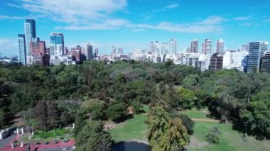 Buenos Aires Arjantin şehri. Arjantin 'in şehir merkezindeki turizm manzarası. Turizm simgesi. Şehir merkezinin dışında. Buenos Aires 'in şehir manzarası.