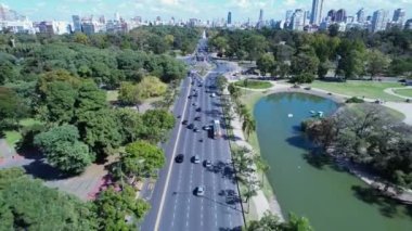 Buenos Aires Arjantin şehri. Arjantin 'in şehir merkezindeki turizm manzarası. Turizm simgesi. Şehir merkezinin dışında. Buenos Aires 'in şehir manzarası.