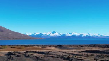 Patagonya Arjantin. Patagonya Arjantin 'in El Calafate kasabasındaki ünlü yol. Patagonya yolu manzarası. Nevada Dağı 'yla çöl manzarası inanılmaz. El Calafate Patagonya 'da Arjantin.