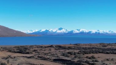 Patagonya manzarası. Manzaralı göl ve Nevada dağları Patagonya Arjantin 'in El Calafate kasabasında. Seyahat yerleri. Andean, Patagonya 'nın manzarasını göller. Seyahat noktaları El Calafate Arjantin.