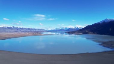 Patagonya Arjantin. Patagonya Arjantin 'in El Calafate kasabasındaki ünlü yol. Patagonya yolu manzarası. Nevada Dağı 'yla çöl manzarası inanılmaz. El Calafate Patagonya 'da Arjantin.