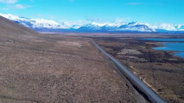 Patagonya Arjantin. Patagonya Arjantin 'in El Calafate kasabasındaki ünlü yol. Patagonya yolu manzarası. Nevada Dağı 'yla çöl manzarası inanılmaz. El Calafate Patagonya 'da Arjantin.