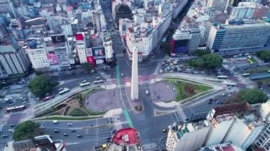 Buenos Aires Arjantin 'in merkezindeki Obelisk Meydanı. Turistik şehir merkezi Arjantin 'in panoramik manzarası. Turistik bir dönüm noktası. Şehir merkezinin dışında. Buenos Aires 'in şehir manzarası.