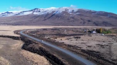 Patagonya Arjantin. Patagonya Arjantin 'in El Calafate kasabasındaki ünlü yol. Patagonya yolu manzarası. Nevada Dağı 'yla çöl manzarası inanılmaz. El Calafate Patagonya 'da Arjantin.
