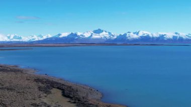 Patagonya manzarası. Manzaralı göl ve Nevada dağları Patagonya Arjantin 'in El Calafate kasabasında. Seyahat yerleri. Andean, Patagonya 'nın manzarasını göller. Seyahat noktaları El Calafate Arjantin.