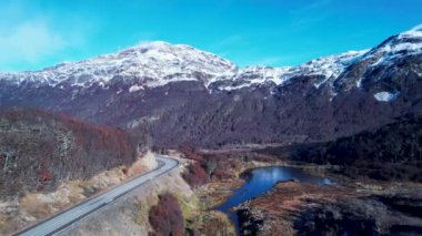 Patagonya Arjantin. Ushuaia Arjantin 'deki Tierra del Fuego sıradağları yakınında çarpıcı bir yol. Yolculuk manzarası. Ushuaia Patagonya Arjantin. Ushuaia Arjantin. Patagonya peyzaj gezisi.
