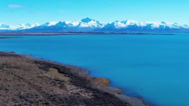 Patagonya Arjantin. Patagonya Arjantin 'in El Calafate kasabasındaki ünlü yol. Patagonya yolu manzarası. Nevada Dağı 'yla çöl manzarası inanılmaz. El Calafate Patagonya 'da Arjantin.