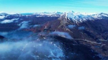 Patagonya Arjantin. İnanılmaz kar dağları Ushuaia Arjantin 'in Tierra del Fuego eyaletinde doruk noktasına ulaştı. Ushuaia Patagonya Arjantin. Ushuaia Arjantin Tierra del Fuego.