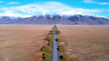 Patagonya Arjantin. Patagonya Arjantin 'in El Calafate kasabasındaki ünlü yol. Patagonya yolu manzarası. Nevada Dağı 'yla çöl manzarası inanılmaz. El Calafate Patagonya 'da Arjantin.