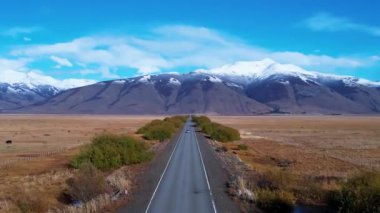 Patagonya Arjantin. Patagonya Arjantin 'in El Calafate kasabasındaki ünlü yol. Patagonya yolu manzarası. Nevada Dağı 'yla çöl manzarası inanılmaz. El Calafate Patagonya 'da Arjantin.