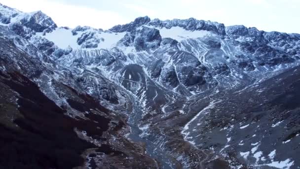アルゼンチンのパタゴニア ティエラ フエゴのウシュアイア アルゼンチン州の素晴らしい雪の山の範囲は 世界の終わりと呼ばれます アルゼンチンのウシュアイア パタゴニア アルゼンチンのウシュアイア パタゴニアの風景 — ストック動画