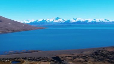Patagonya manzarası. Manzaralı göl ve Nevada dağları Patagonya Arjantin 'in El Calafate kasabasında. Seyahat yerleri. Andean, Patagonya 'nın manzarasını göller. Seyahat noktaları El Calafate Arjantin.