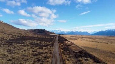 Patagonya Arjantin. Patagonya Arjantin 'in El Calafate kasabasındaki ünlü yol. Patagonya yolu manzarası. Nevada Dağı 'yla çöl manzarası inanılmaz. El Calafate Patagonya 'da Arjantin.