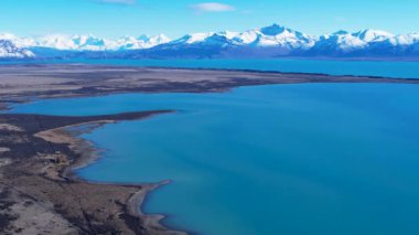 Patagonya manzarası. Manzaralı göl ve Nevada dağları Patagonya Arjantin 'in El Calafate kasabasında. Seyahat yerleri. Andean, Patagonya 'nın manzarasını göller. Seyahat noktaları El Calafate Arjantin.