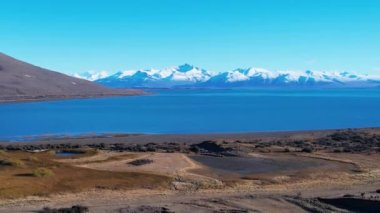 Patagonya manzarası. Manzaralı göl ve Nevada dağları Patagonya Arjantin 'in El Calafate kasabasında. Seyahat yerleri. Andean, Patagonya 'nın manzarasını göller. Seyahat noktaları El Calafate Arjantin.