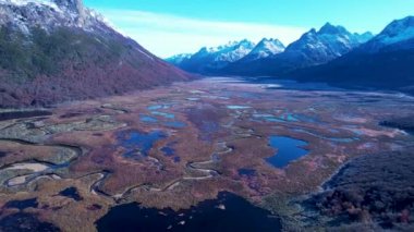 Patagonya Arjantin. İnanılmaz kar dağları Ushuaia Arjantin 'in Tierra del Fuego eyaletinde doruk noktasına ulaştı. Ushuaia Patagonya Arjantin. Ushuaia Arjantin Tierra del Fuego.