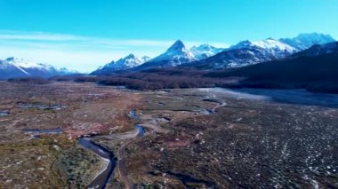 Patagonya Arjantin. İnanılmaz kar dağları Ushuaia Arjantin 'in Tierra del Fuego eyaletinde doruk noktasına ulaştı. Ushuaia Patagonya Arjantin. Ushuaia Arjantin Tierra del Fuego.