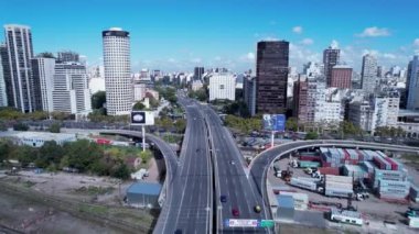 Buenos Aires Arjantin şehir merkezinde Recoleta. Arjantin 'in şehir merkezindeki turistik manzaranın panoramik manzarası. Turistik bir dönüm noktası. Şehir merkezinin dışında. Buenos Aires 'in şehir manzarası.