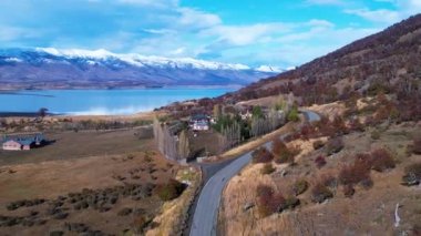 Patagonya manzarası. Manzaralı göl ve Nevada dağları Patagonya Arjantin 'in El Calafate kasabasında. Seyahat yerleri. Andean, Patagonya 'nın manzarasını göller. Seyahat noktaları El Calafate Arjantin.