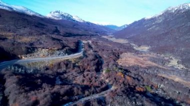 Patagonya Arjantin. İnanılmaz kar dağları Ushuaia Arjantin 'in Tierra del Fuego eyaletinde doruk noktasına ulaştı. Ushuaia Patagonya Arjantin. Ushuaia Arjantin Tierra del Fuego.