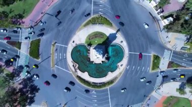 Buenos Aires Arjantin 'den Carta Magna Roundabout Cityscape. Arjantin 'in şehir merkezindeki turistik manzaranın manzarası. Turistik bir dönüm noktası. Buenos Aires şehrinin şehir merkezindeki açık hava manzarası