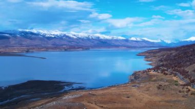 Patagonya manzarası. Manzaralı göl ve Nevada dağları Patagonya Arjantin 'in El Calafate kasabasında. Seyahat yerleri. Andean, Patagonya 'nın manzarasını göller. Seyahat noktaları El Calafate Arjantin.