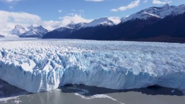 Los Glaciares Ulusal Parkı, El Calafate, Patagonya Arjantin. Patagonya 'daki buz dağının çarpıcı manzarası. Perito Moreno Buzulu. Patagonya manzarası. El Calafate Arjantin 'in seyahat yeri.