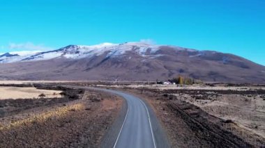 Patagonya Arjantin. Patagonya Arjantin 'in El Calafate kasabasındaki ünlü yol. Patagonya yolu manzarası. Nevada Dağı 'yla çöl manzarası inanılmaz. El Calafate Patagonya 'da Arjantin.