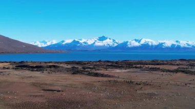 Patagonya Arjantin. Patagonya Arjantin 'in El Calafate kasabasındaki ünlü yol. Patagonya yolu manzarası. Nevada Dağı 'yla çöl manzarası inanılmaz. El Calafate Patagonya 'da Arjantin.