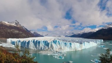 Los Glaciares Ulusal Parkı, El Calafate, Patagonya Arjantin. Patagonya 'daki buz dağının çarpıcı manzarası. Perito Moreno Buzulu. Patagonya manzarası. El Calafate Arjantin 'in seyahat yeri.