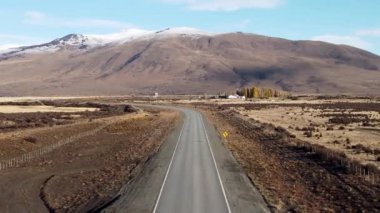 Patagonya Arjantin. Patagonya Arjantin 'in El Calafate kasabasındaki ünlü yol. Patagonya yolu manzarası. Nevada Dağı 'yla çöl manzarası inanılmaz. El Calafate Patagonya 'da Arjantin.